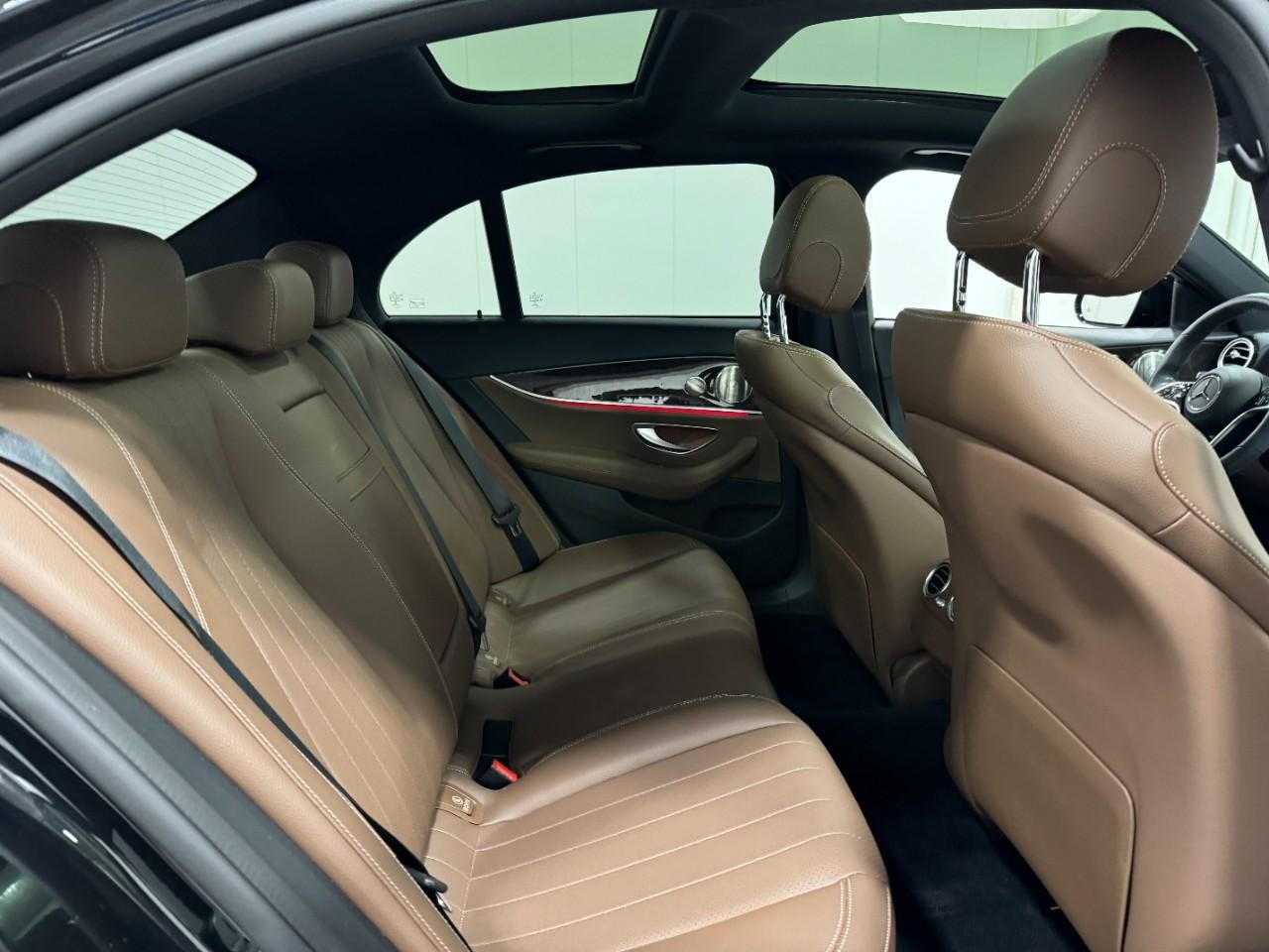 Mercedes-Benz E-Class Vehicle Full-screen Gallery Image 13