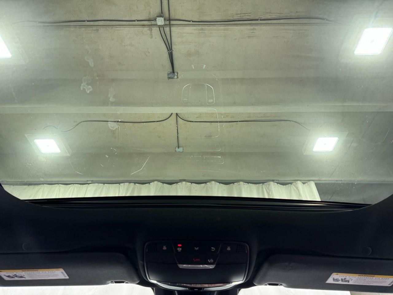 Mercedes-Benz E-Class Vehicle Full-screen Gallery Image 14