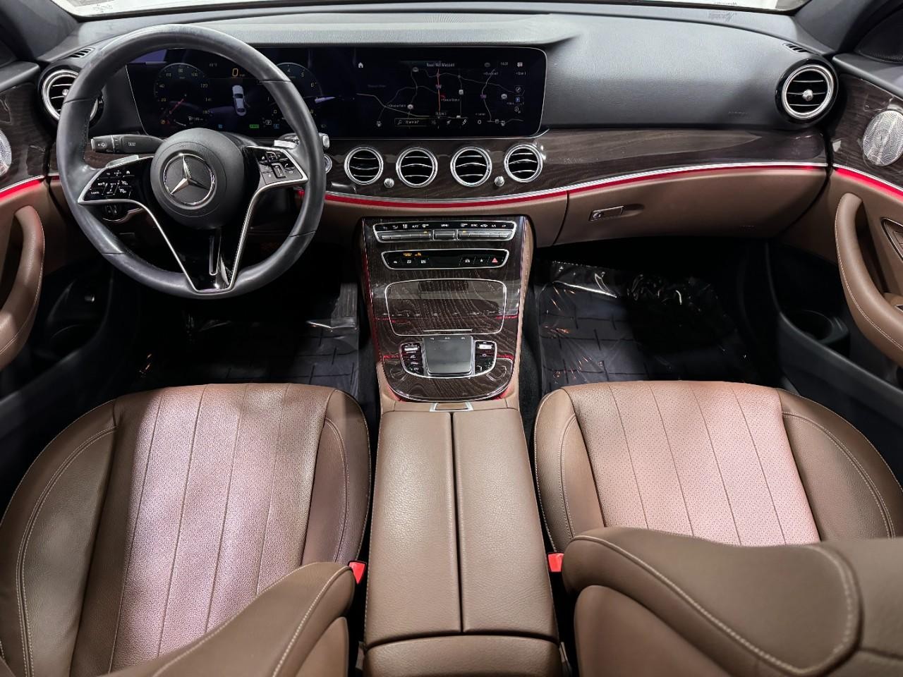 Mercedes-Benz E-Class Vehicle Full-screen Gallery Image 15