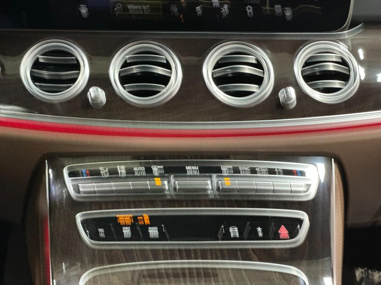 Mercedes-Benz E-Class Vehicle Full-screen Gallery Image 18