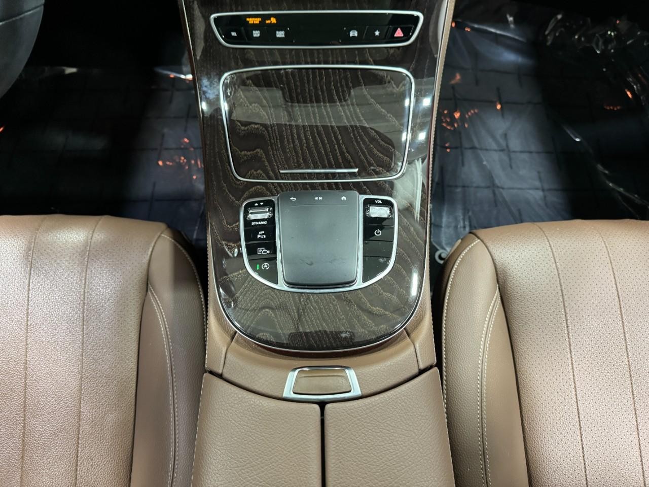 Mercedes-Benz E-Class Vehicle Full-screen Gallery Image 19