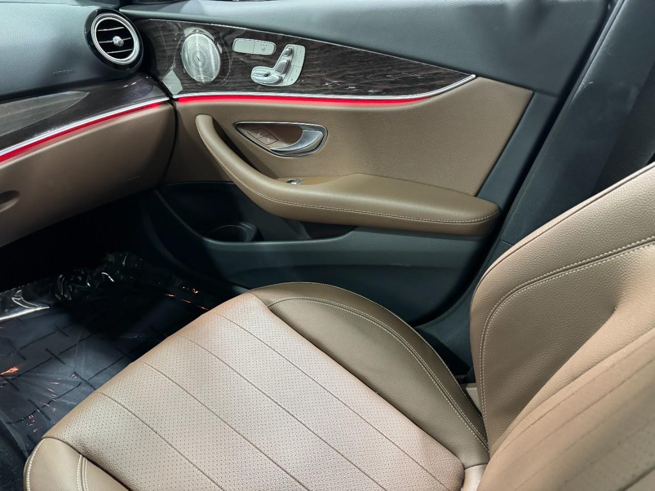 Mercedes-Benz E-Class Vehicle Full-screen Gallery Image 20