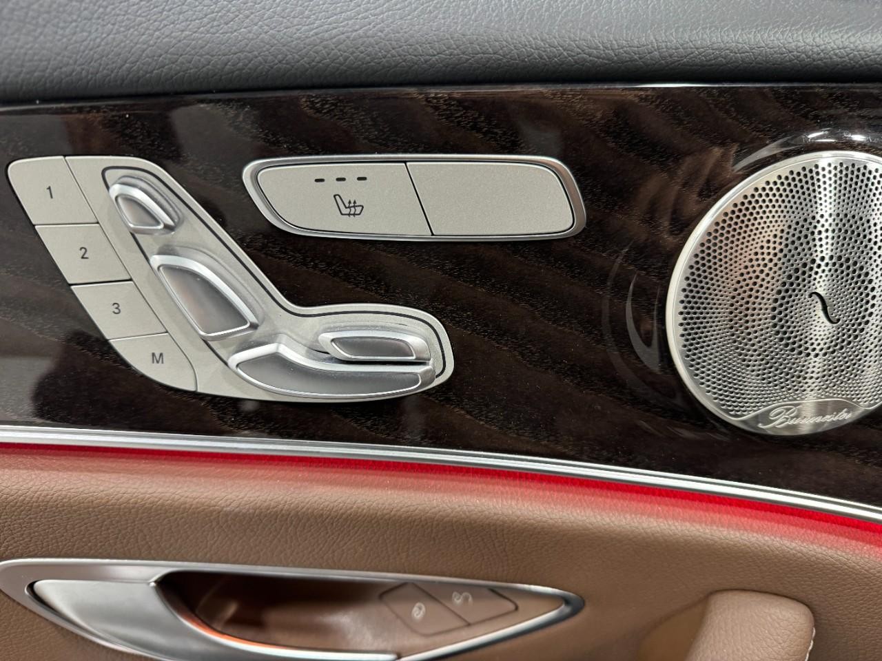 Mercedes-Benz E-Class Vehicle Full-screen Gallery Image 22