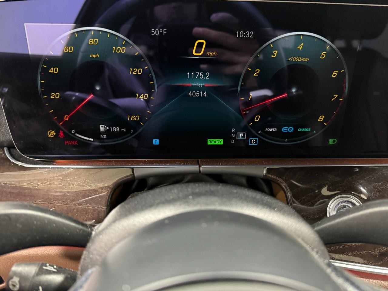 Mercedes-Benz E-Class Vehicle Full-screen Gallery Image 30