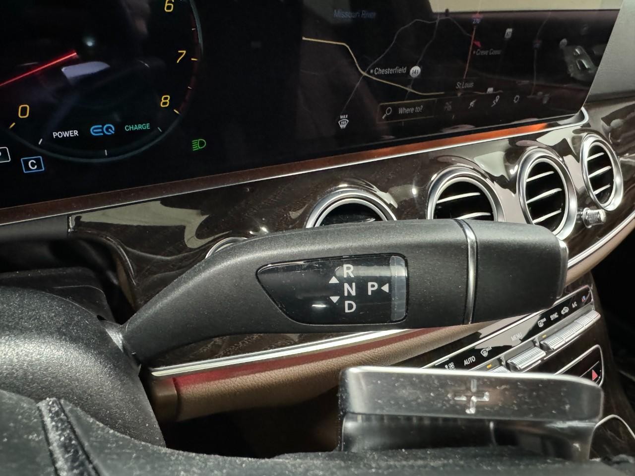 Mercedes-Benz E-Class Vehicle Full-screen Gallery Image 31