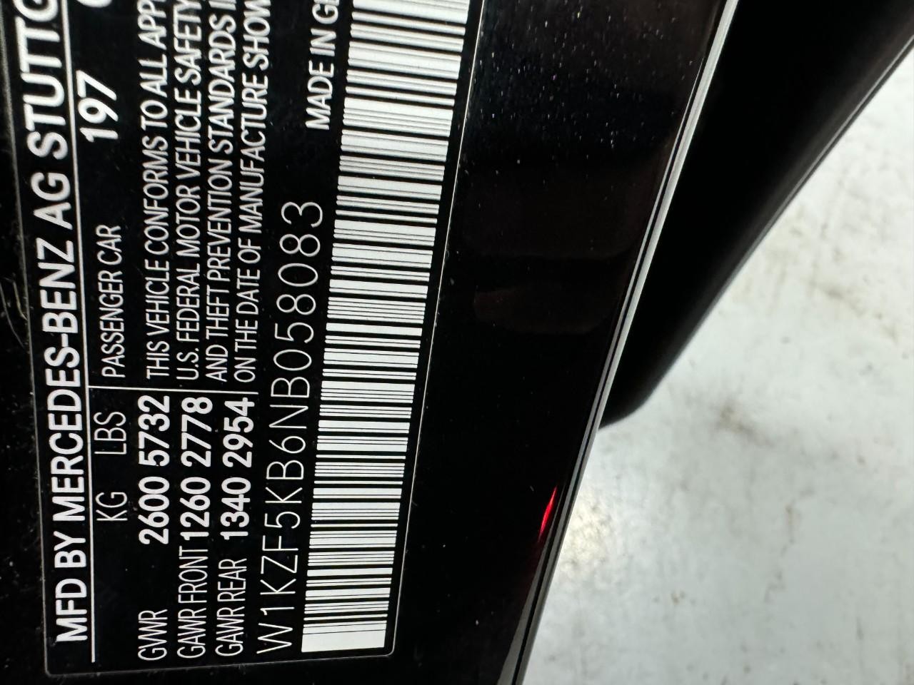 Mercedes-Benz E-Class Vehicle Full-screen Gallery Image 33