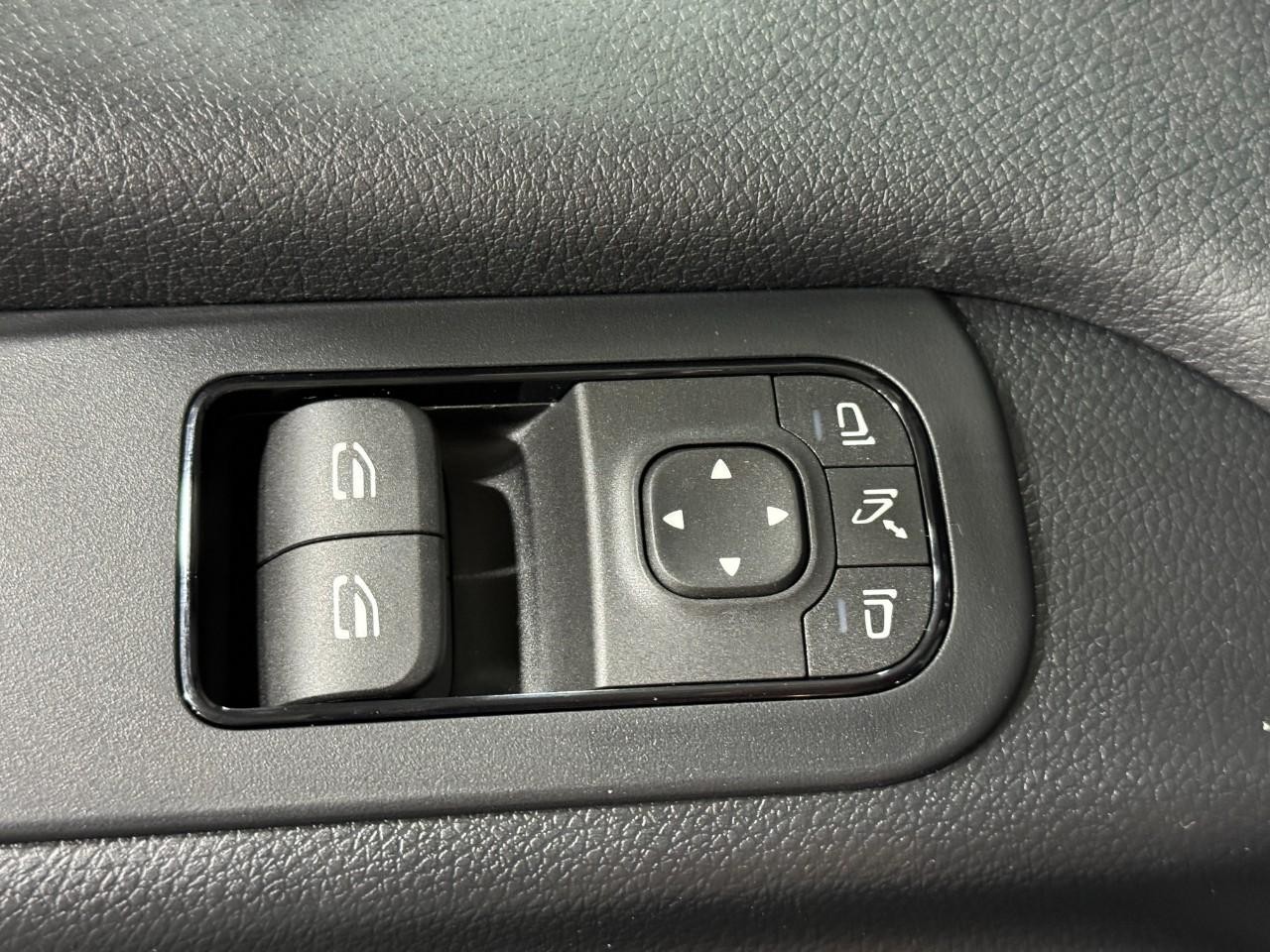 Mercedes-Benz Sprinter Cargo Van Vehicle Full-screen Gallery Image 24