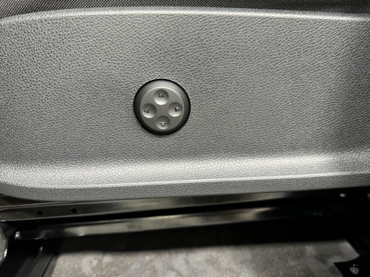 Mercedes-Benz Sprinter Cargo Van Vehicle Full-screen Gallery Image 29