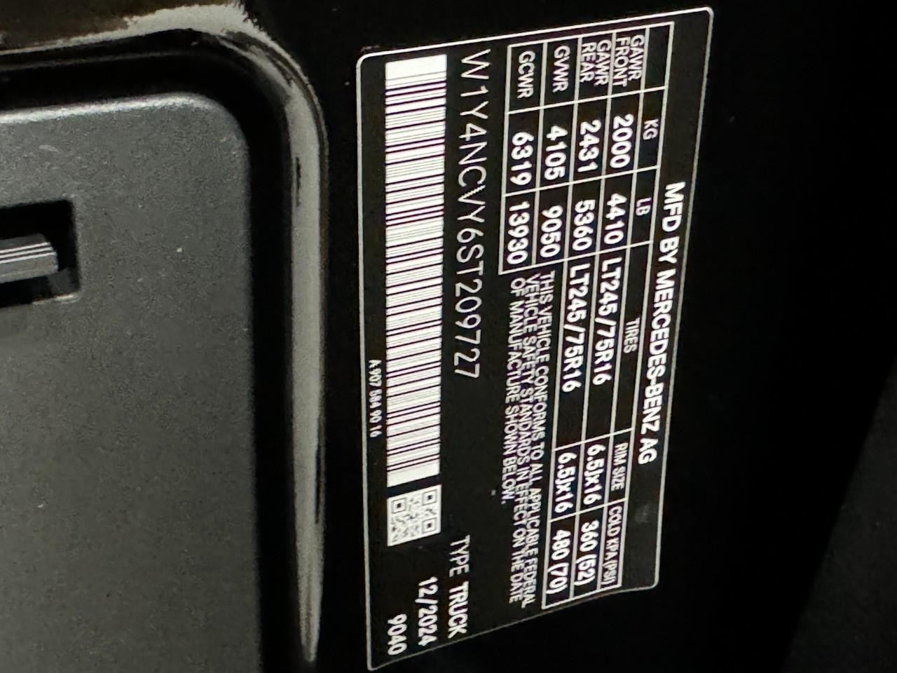 Mercedes-Benz Sprinter Cargo Van Vehicle Full-screen Gallery Image 36