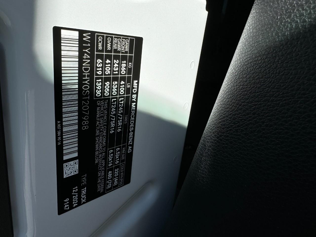 Mercedes-Benz Sprinter Cargo Van Vehicle Full-screen Gallery Image 31