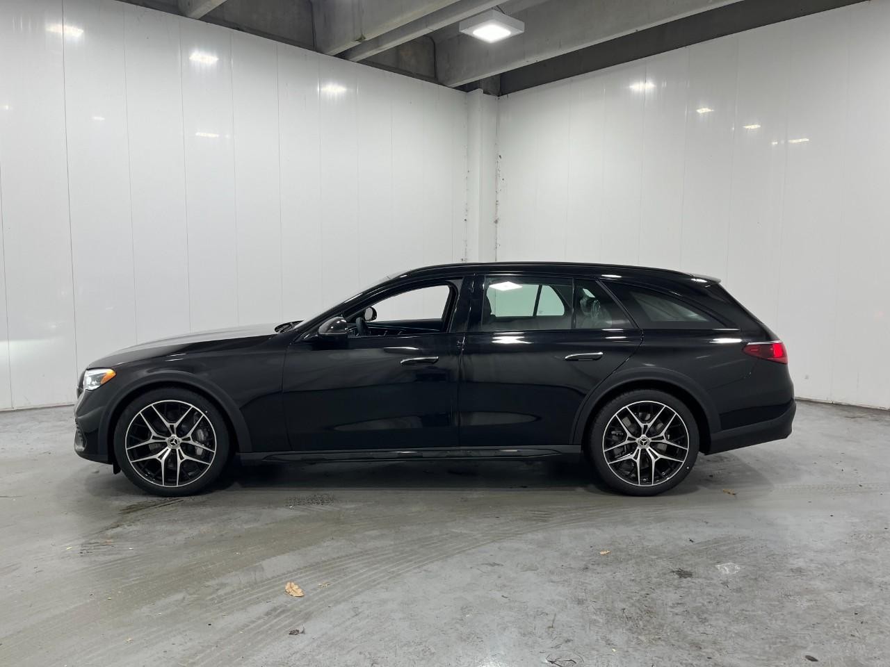 Mercedes-Benz E-Class Vehicle Full-screen Gallery Image 2