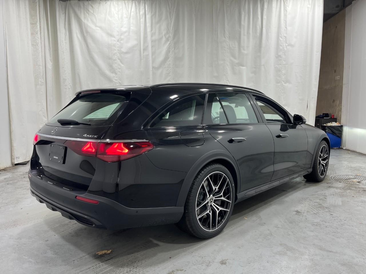 Mercedes-Benz E-Class Vehicle Full-screen Gallery Image 4