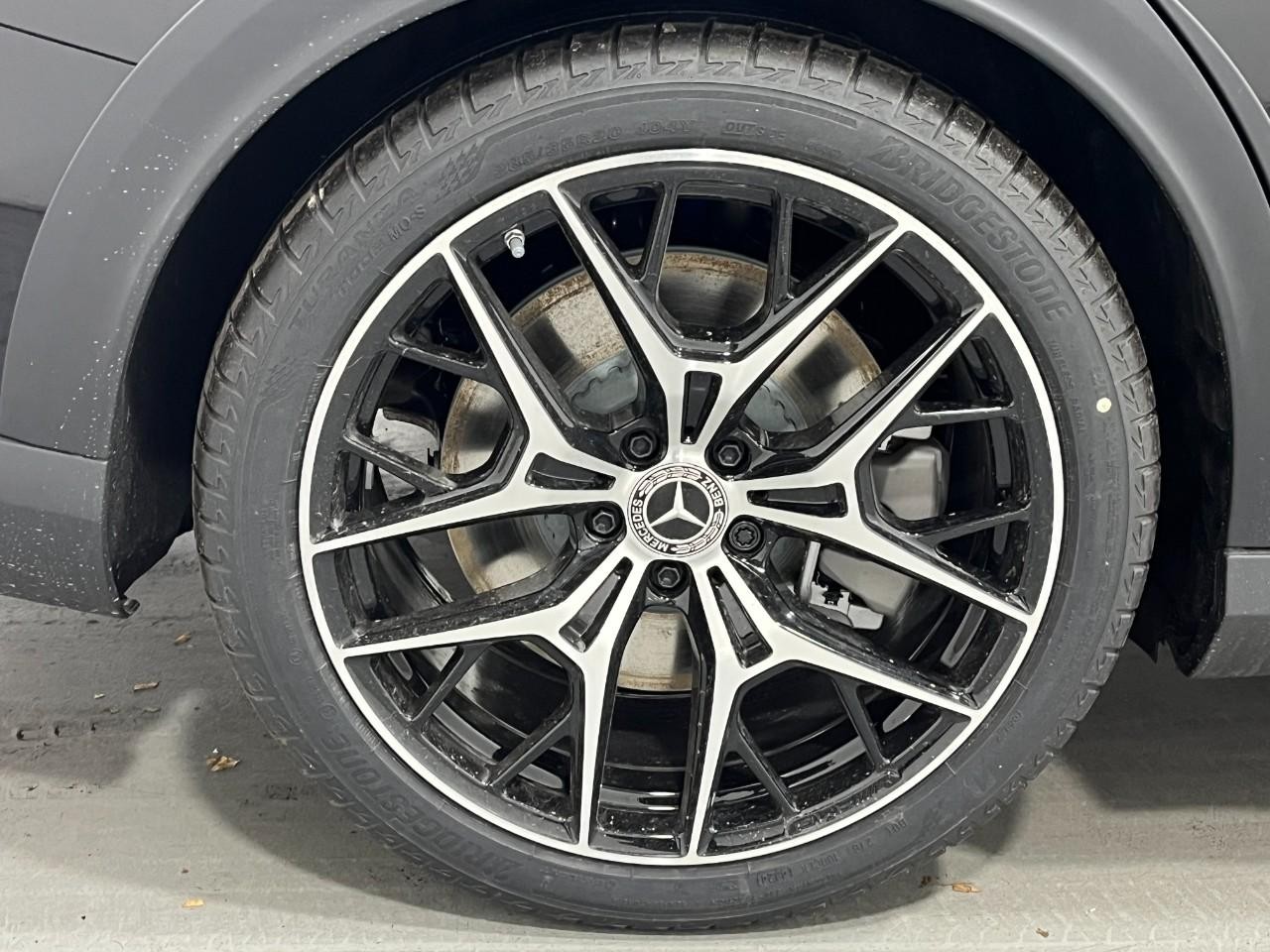 Mercedes-Benz E-Class Vehicle Full-screen Gallery Image 5