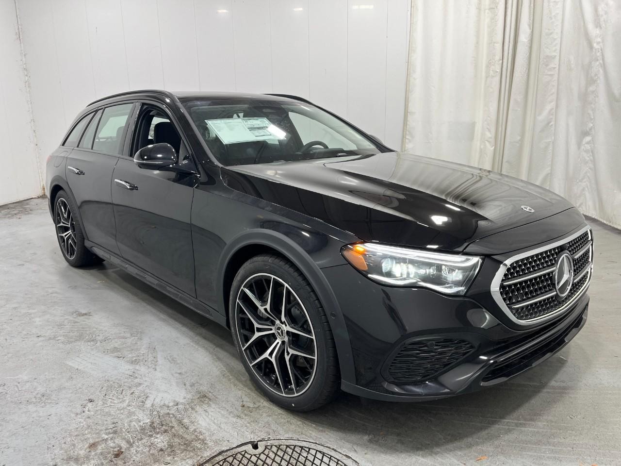 Mercedes-Benz E-Class Vehicle Full-screen Gallery Image 6