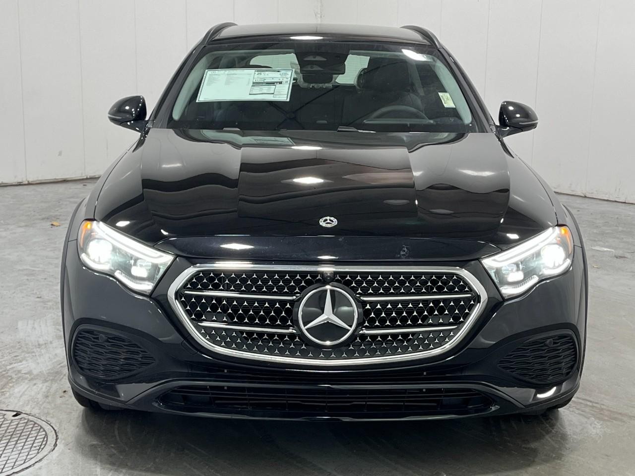 Mercedes-Benz E-Class Vehicle Full-screen Gallery Image 7