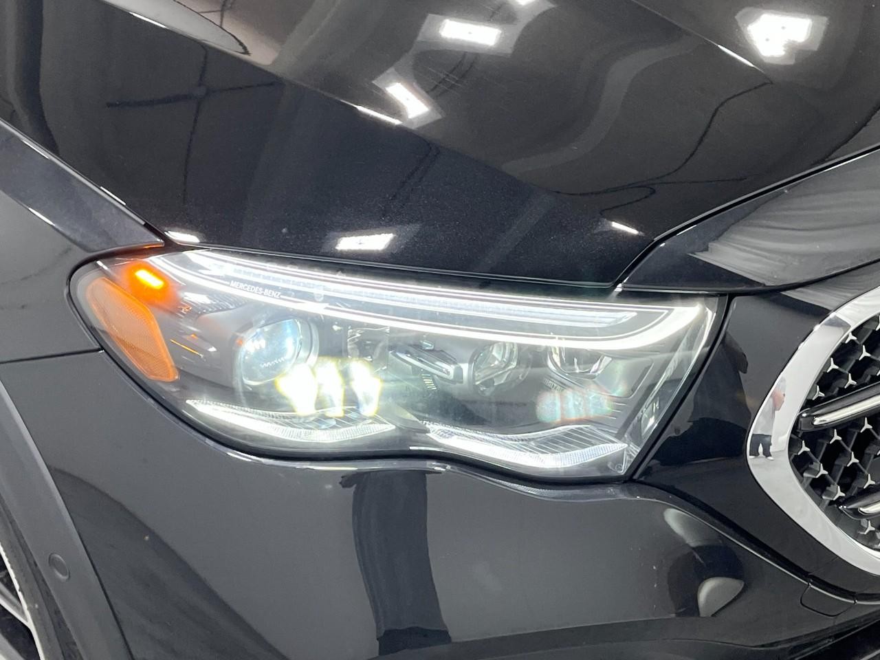 Mercedes-Benz E-Class Vehicle Full-screen Gallery Image 8