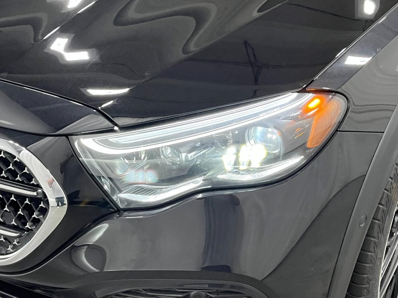 Mercedes-Benz E-Class Vehicle Full-screen Gallery Image 9