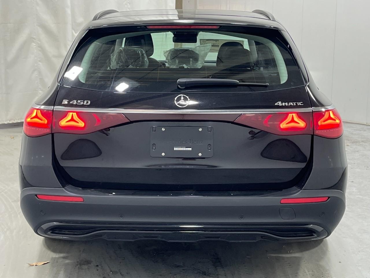 Mercedes-Benz E-Class Vehicle Full-screen Gallery Image 10