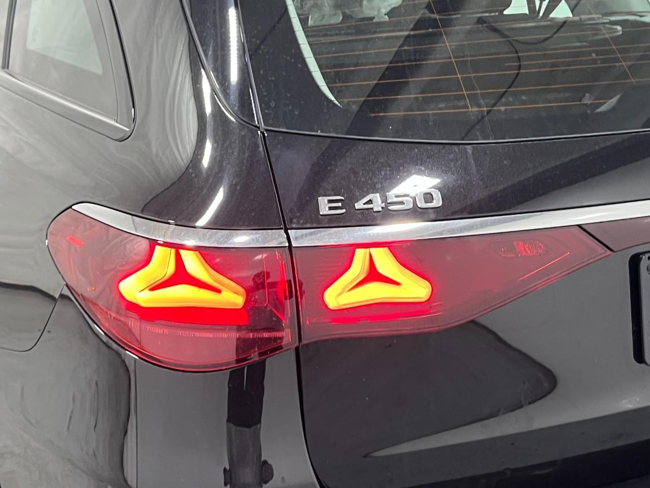 Mercedes-Benz E-Class Vehicle Full-screen Gallery Image 11