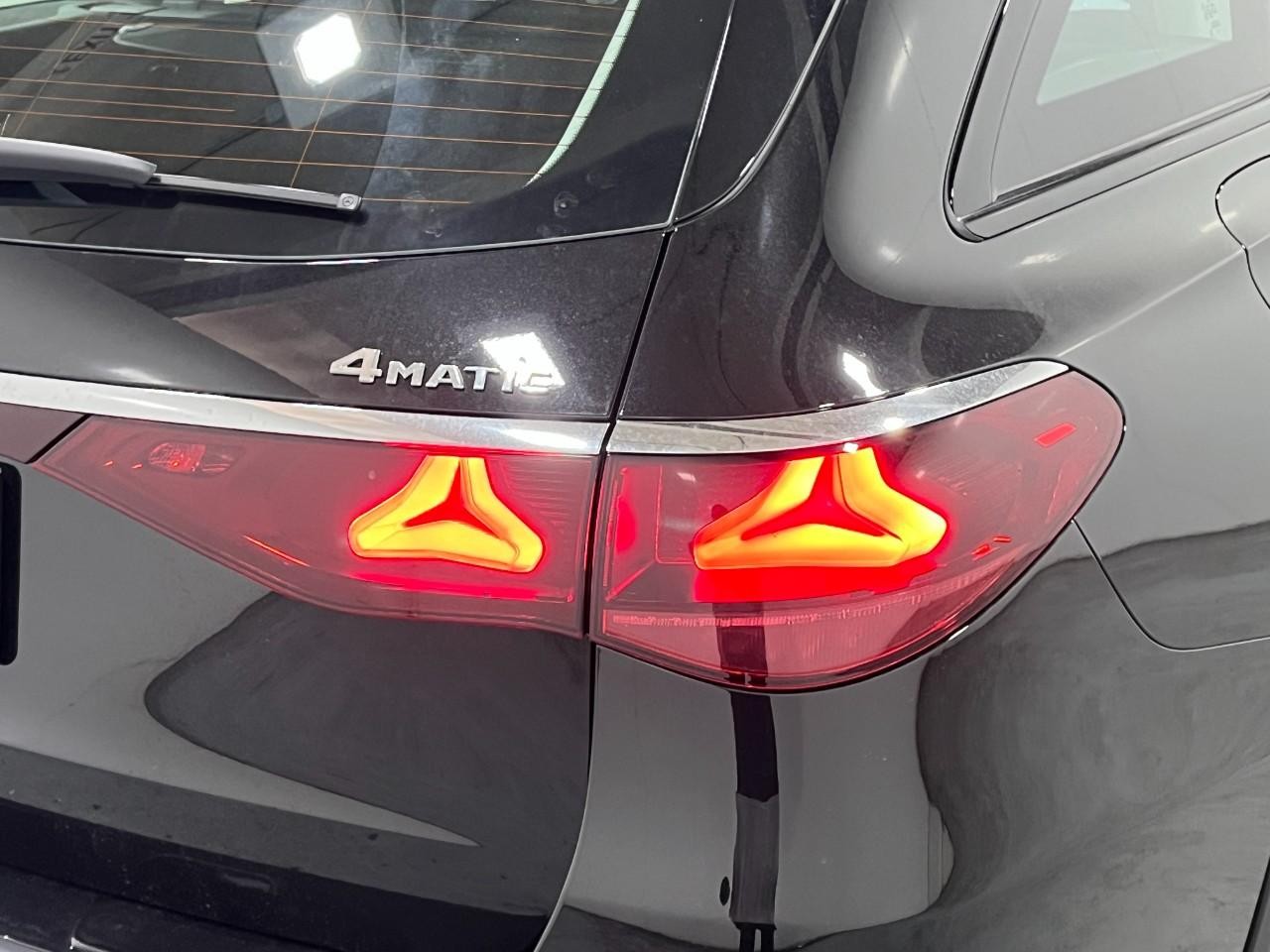 Mercedes-Benz E-Class Vehicle Full-screen Gallery Image 12