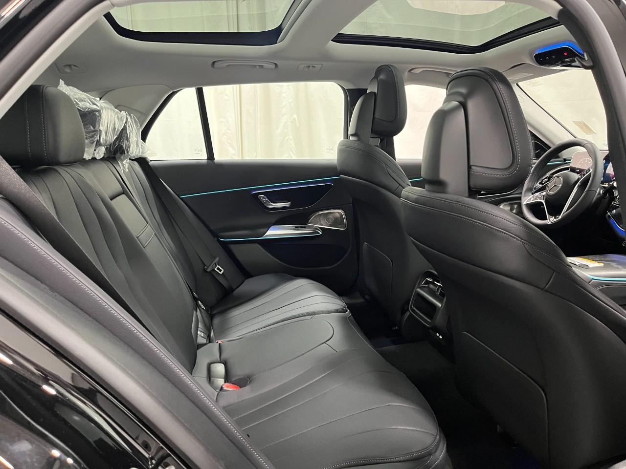 Mercedes-Benz E-Class Vehicle Full-screen Gallery Image 13