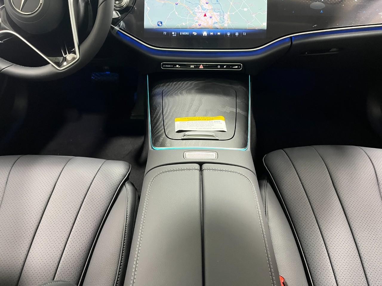 Mercedes-Benz E-Class Vehicle Full-screen Gallery Image 17