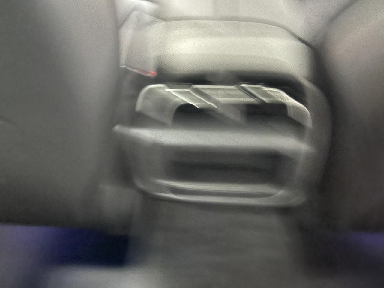 Mercedes-Benz E-Class Vehicle Full-screen Gallery Image 18