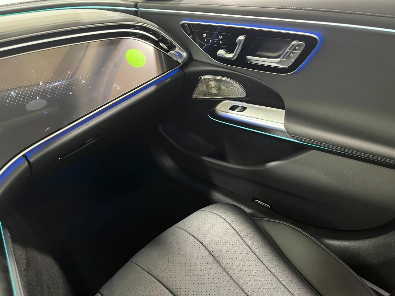 Mercedes-Benz E-Class Vehicle Full-screen Gallery Image 19