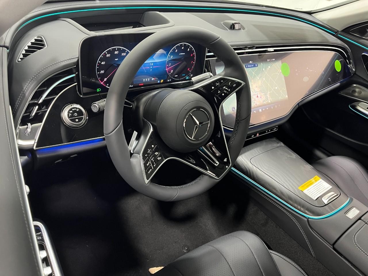 Mercedes-Benz E-Class Vehicle Full-screen Gallery Image 20