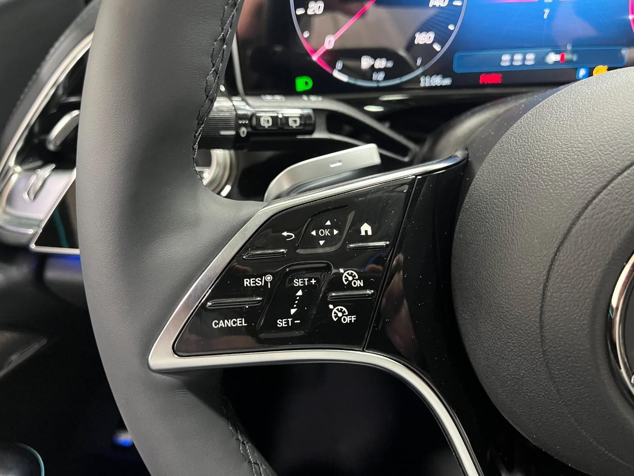 Mercedes-Benz E-Class Vehicle Full-screen Gallery Image 21