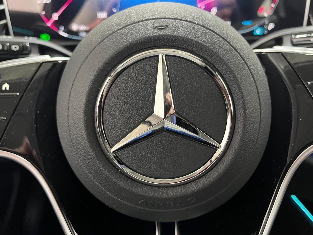 Mercedes-Benz E-Class Vehicle Full-screen Gallery Image 22