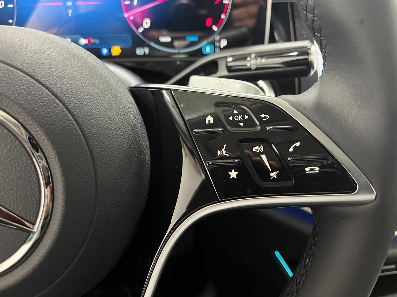 Mercedes-Benz E-Class Vehicle Full-screen Gallery Image 23