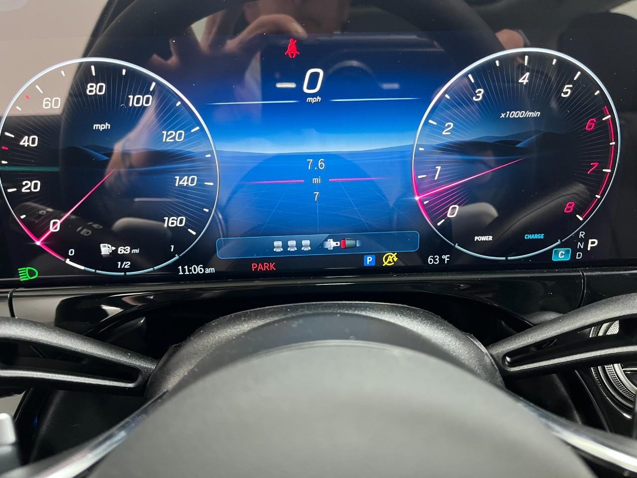 Mercedes-Benz E-Class Vehicle Full-screen Gallery Image 24