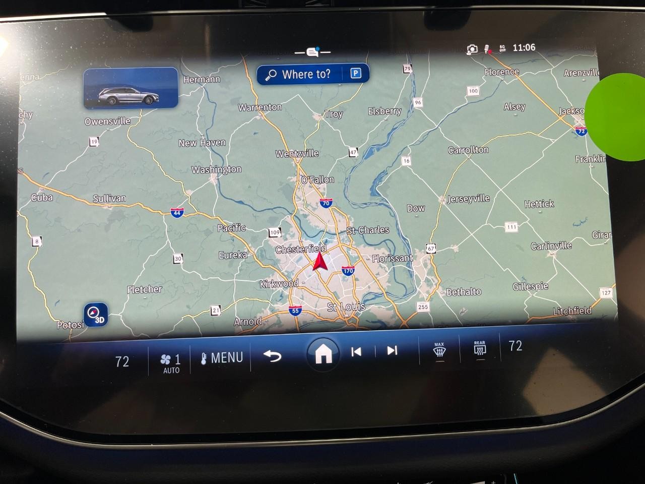 Mercedes-Benz E-Class Vehicle Full-screen Gallery Image 25