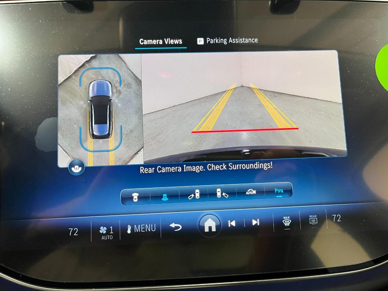 Mercedes-Benz E-Class Vehicle Full-screen Gallery Image 26