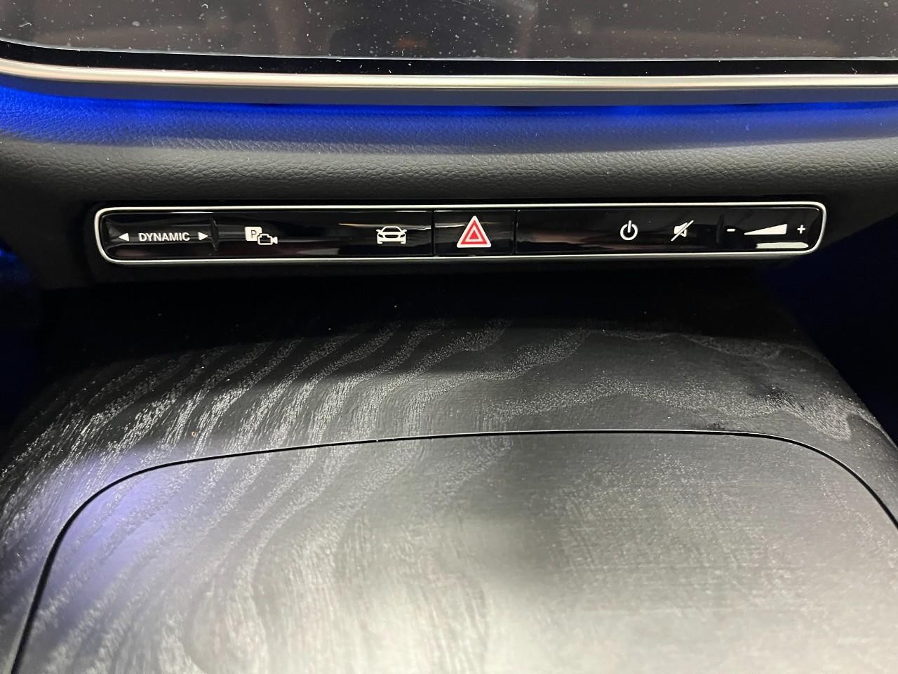 Mercedes-Benz E-Class Vehicle Full-screen Gallery Image 27