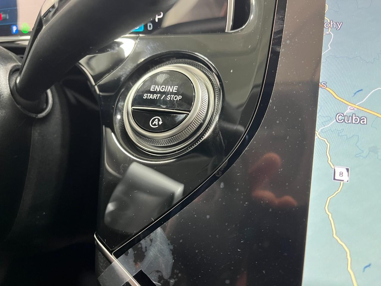 Mercedes-Benz E-Class Vehicle Full-screen Gallery Image 28