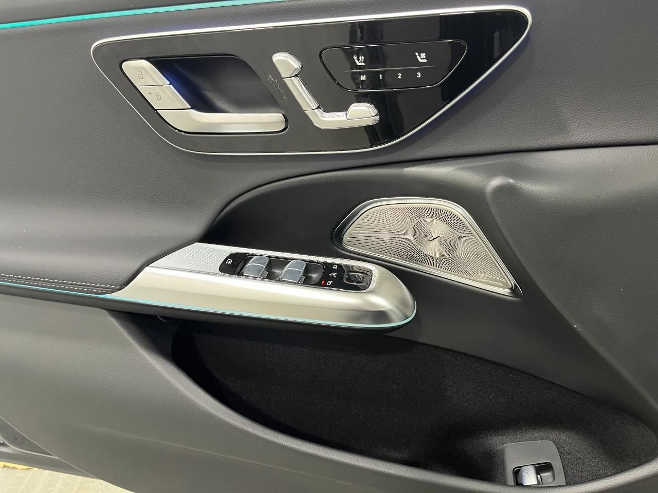 Mercedes-Benz E-Class Vehicle Full-screen Gallery Image 29