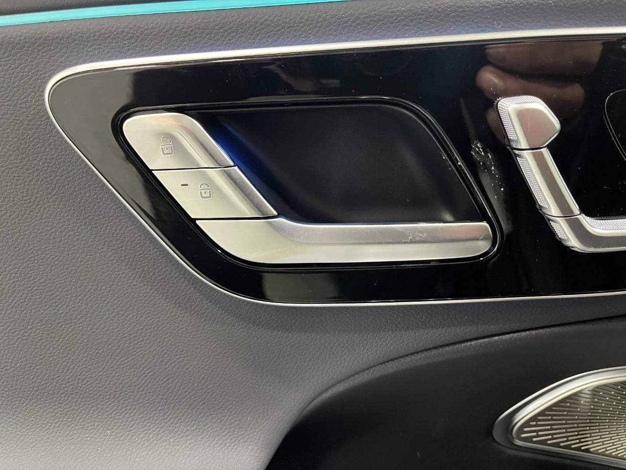 Mercedes-Benz E-Class Vehicle Full-screen Gallery Image 30