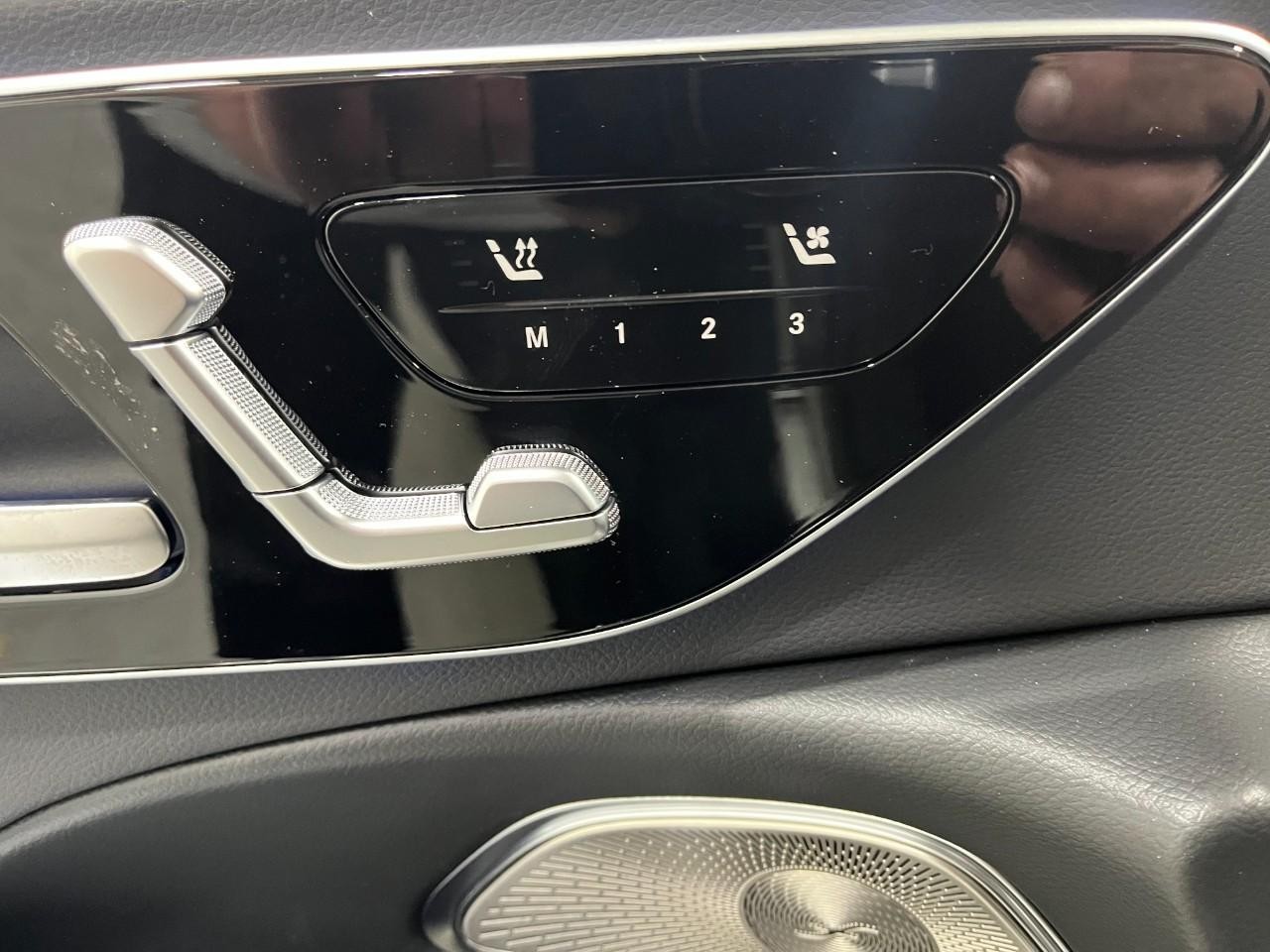 Mercedes-Benz E-Class Vehicle Full-screen Gallery Image 31