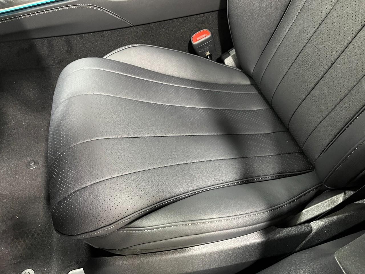 Mercedes-Benz E-Class Vehicle Full-screen Gallery Image 35