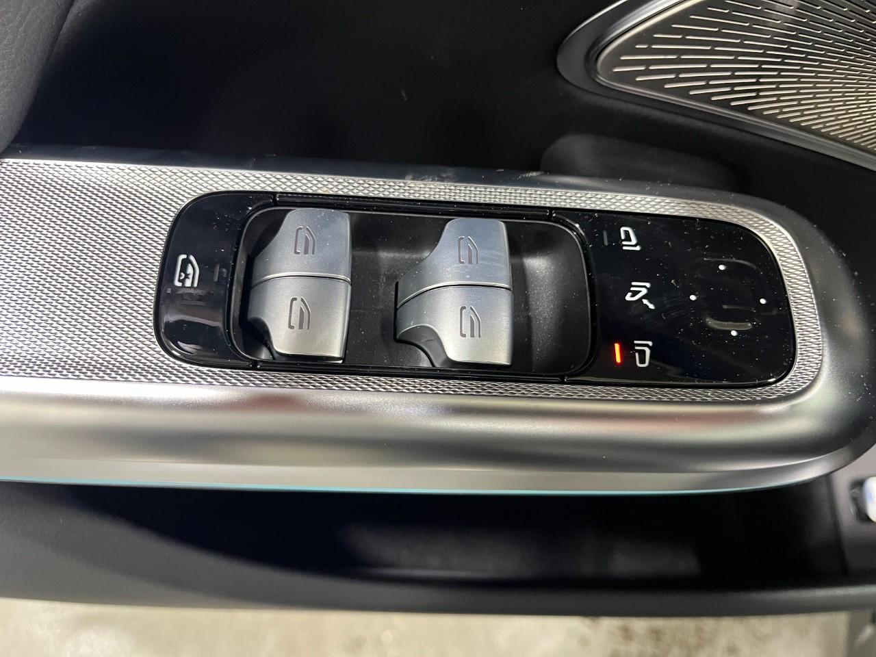 Mercedes-Benz E-Class Vehicle Full-screen Gallery Image 32