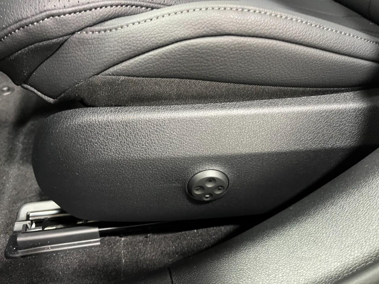 Mercedes-Benz E-Class Vehicle Full-screen Gallery Image 33