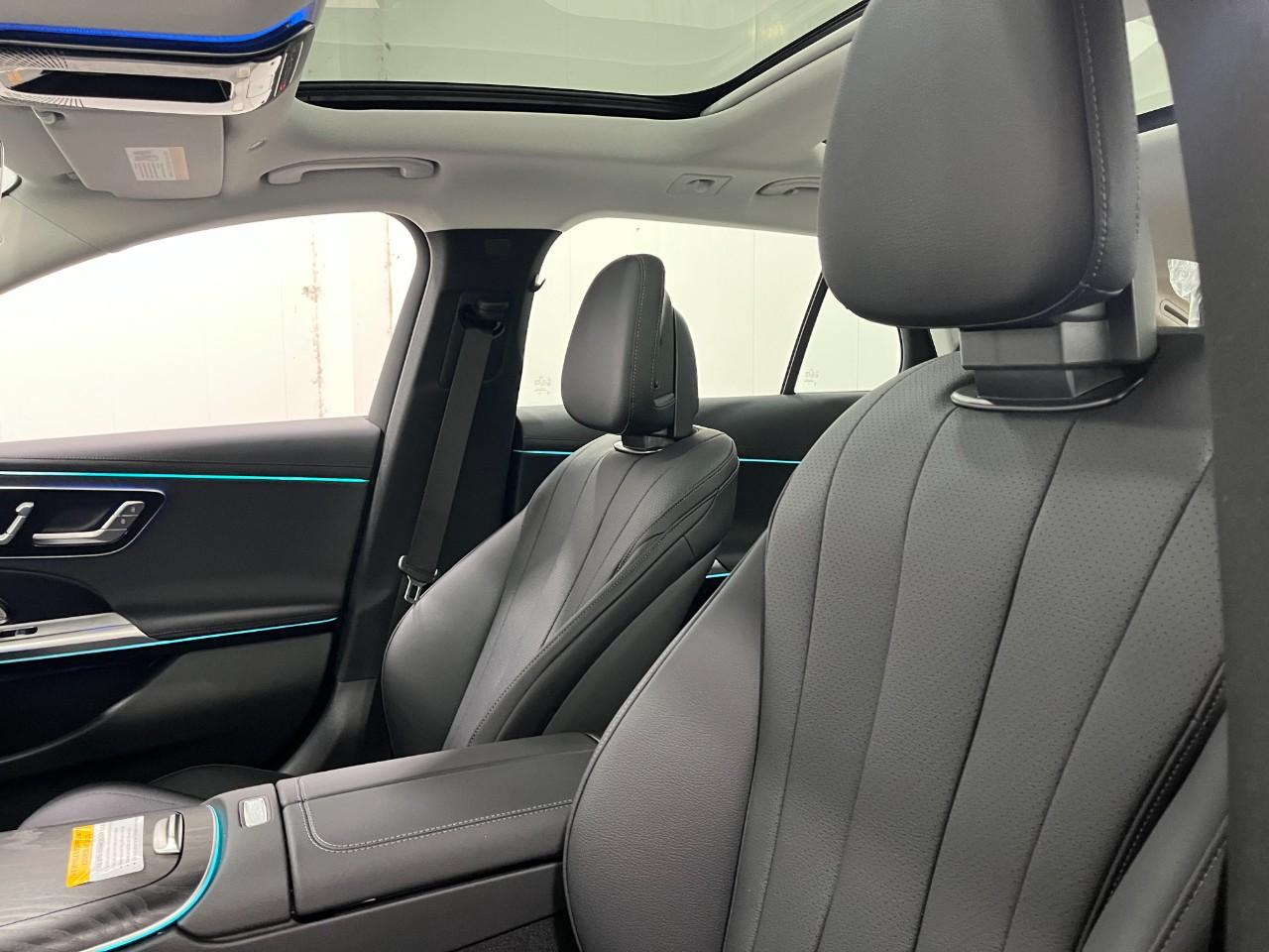 Mercedes-Benz E-Class Vehicle Full-screen Gallery Image 34