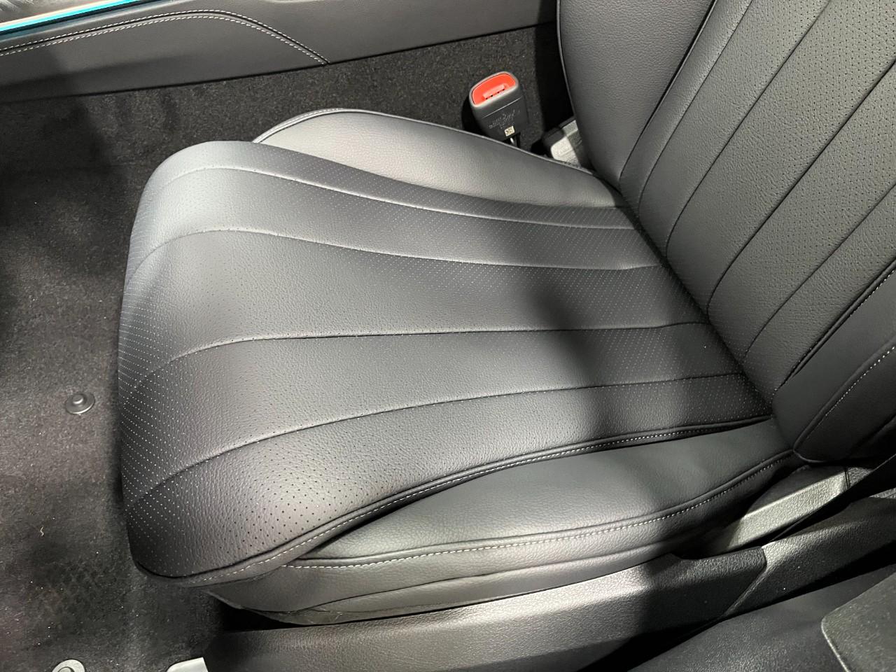 Mercedes-Benz E-Class Vehicle Full-screen Gallery Image 35