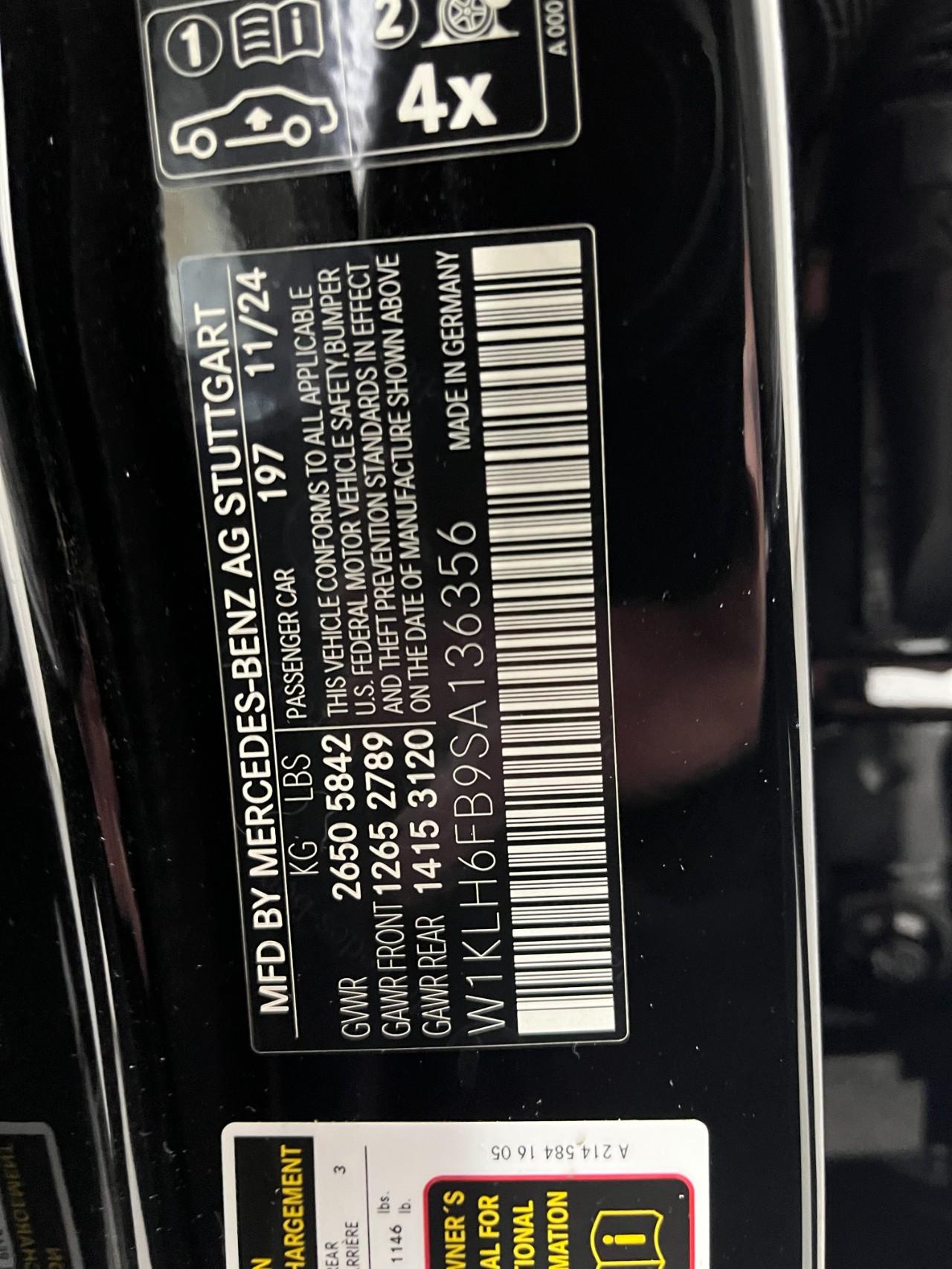 Mercedes-Benz E-Class Vehicle Full-screen Gallery Image 36