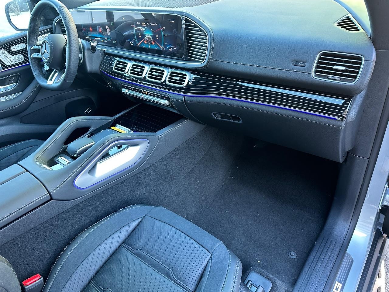 Mercedes-Benz GLE Vehicle Full-screen Gallery Image 13