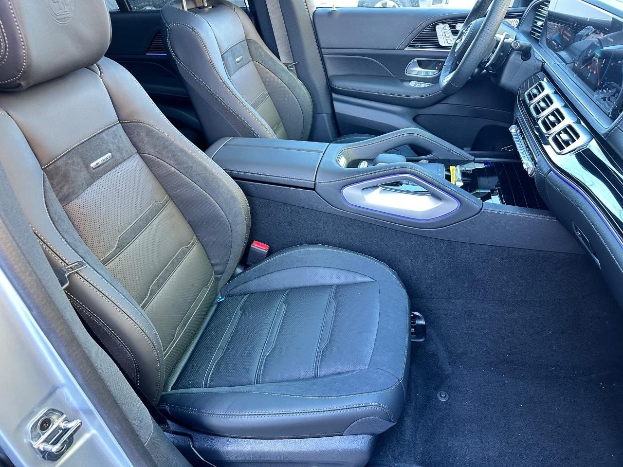 Mercedes-Benz GLE Vehicle Full-screen Gallery Image 14