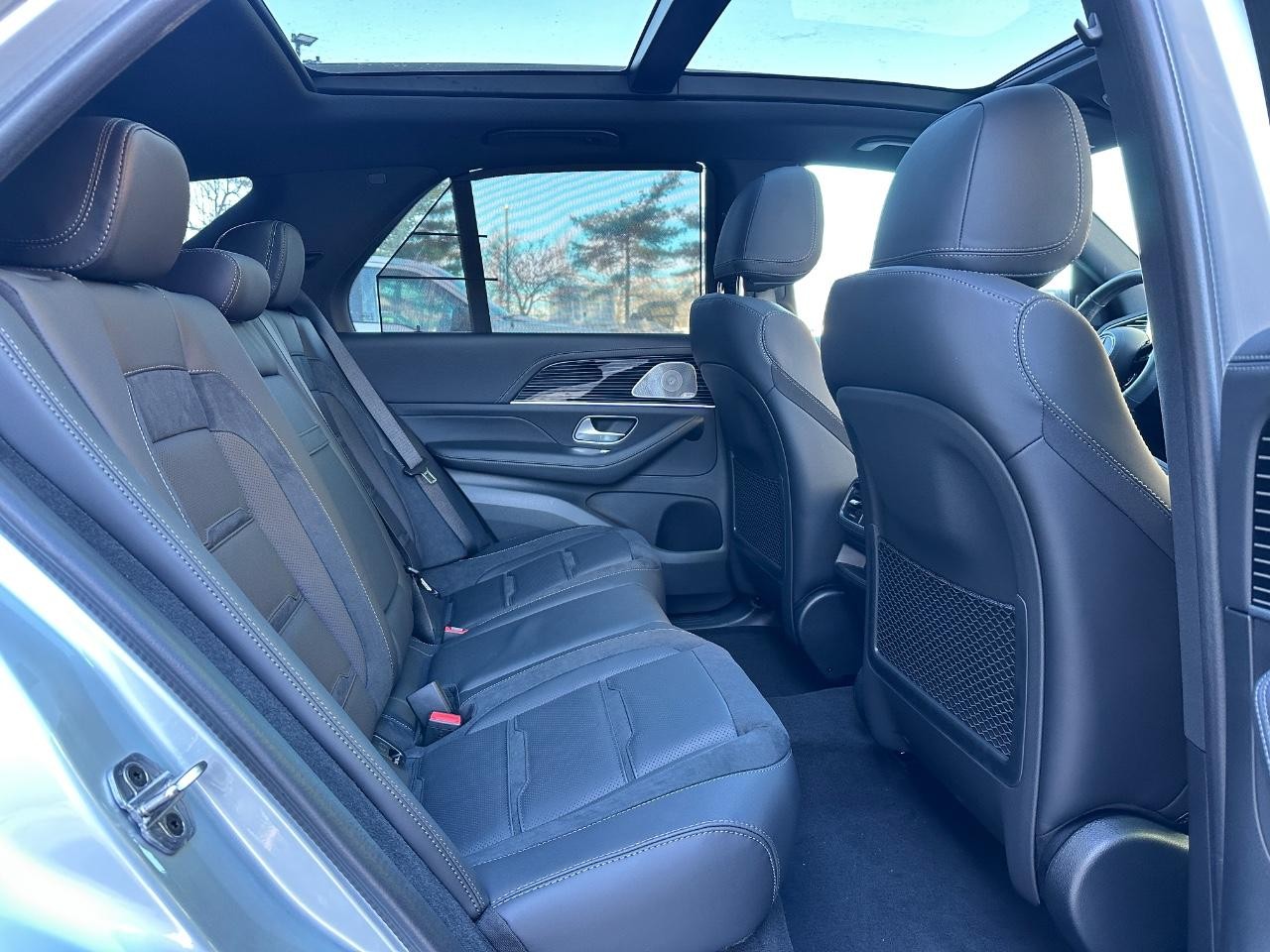 Mercedes-Benz GLE Vehicle Full-screen Gallery Image 15