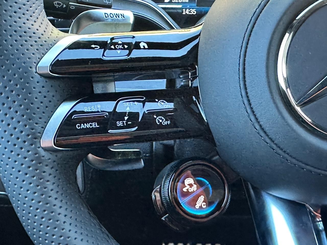 Mercedes-Benz GLE Vehicle Full-screen Gallery Image 18